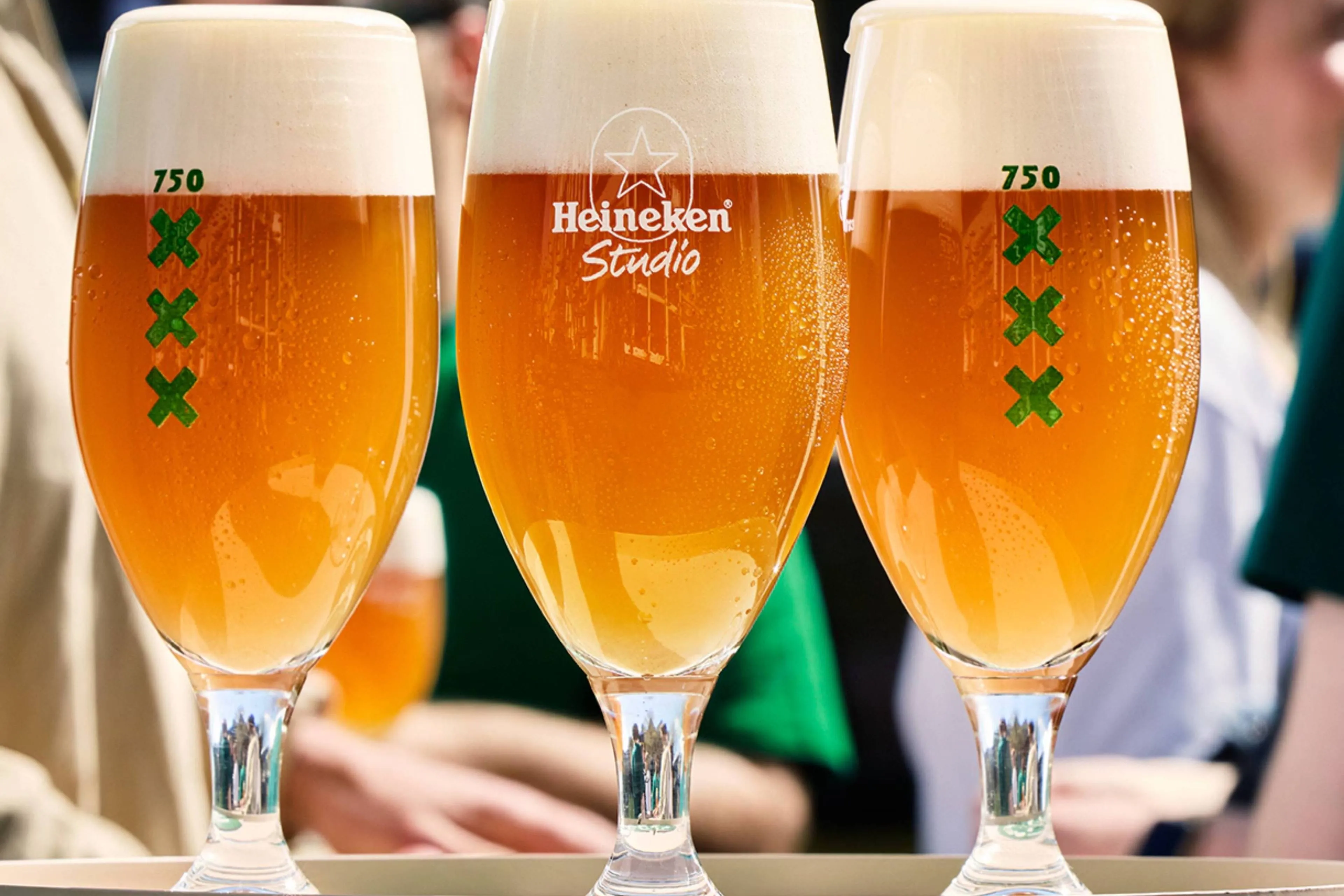 drie glazen Heineken Mokum 750 bier