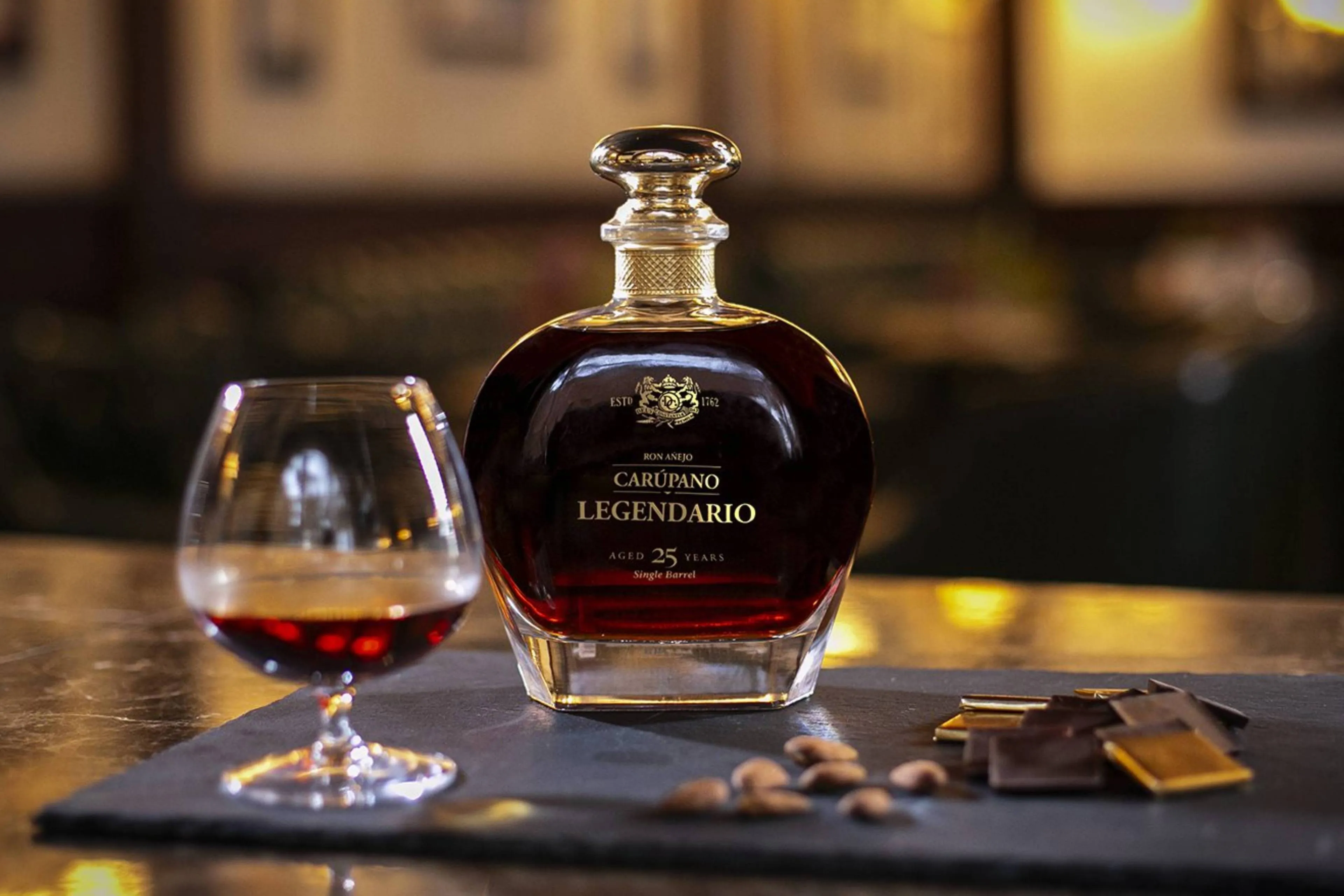 Ron Carupano met een glas rum erbij