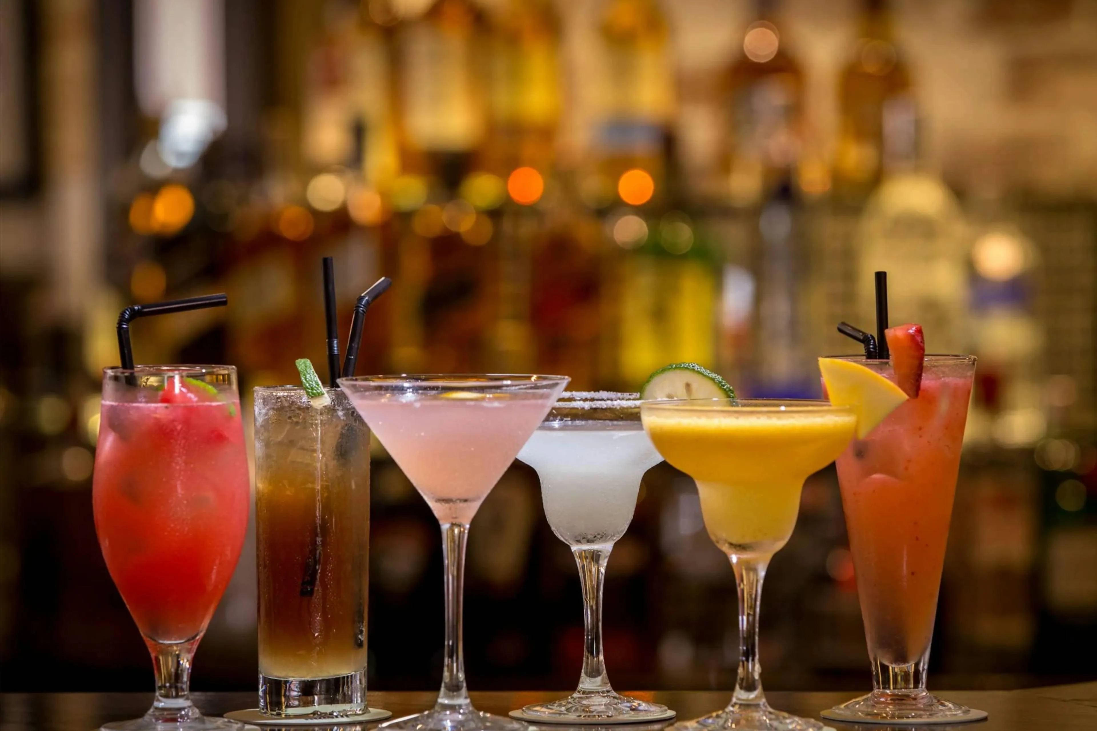 Dit zijn de vijf 5 populairste rumcocktails voor een mooie zomerse dag