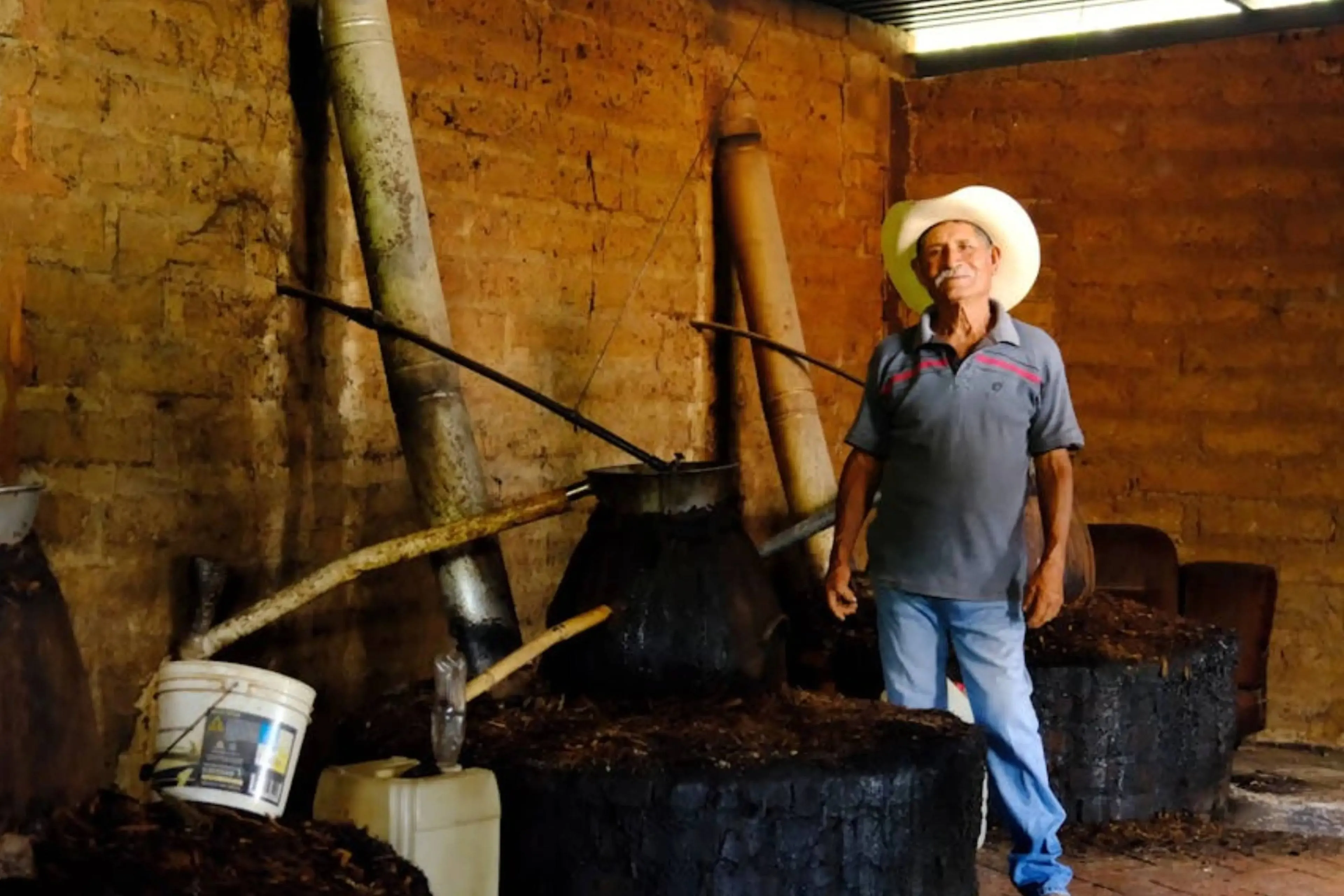man bij ovens mezcaljpg