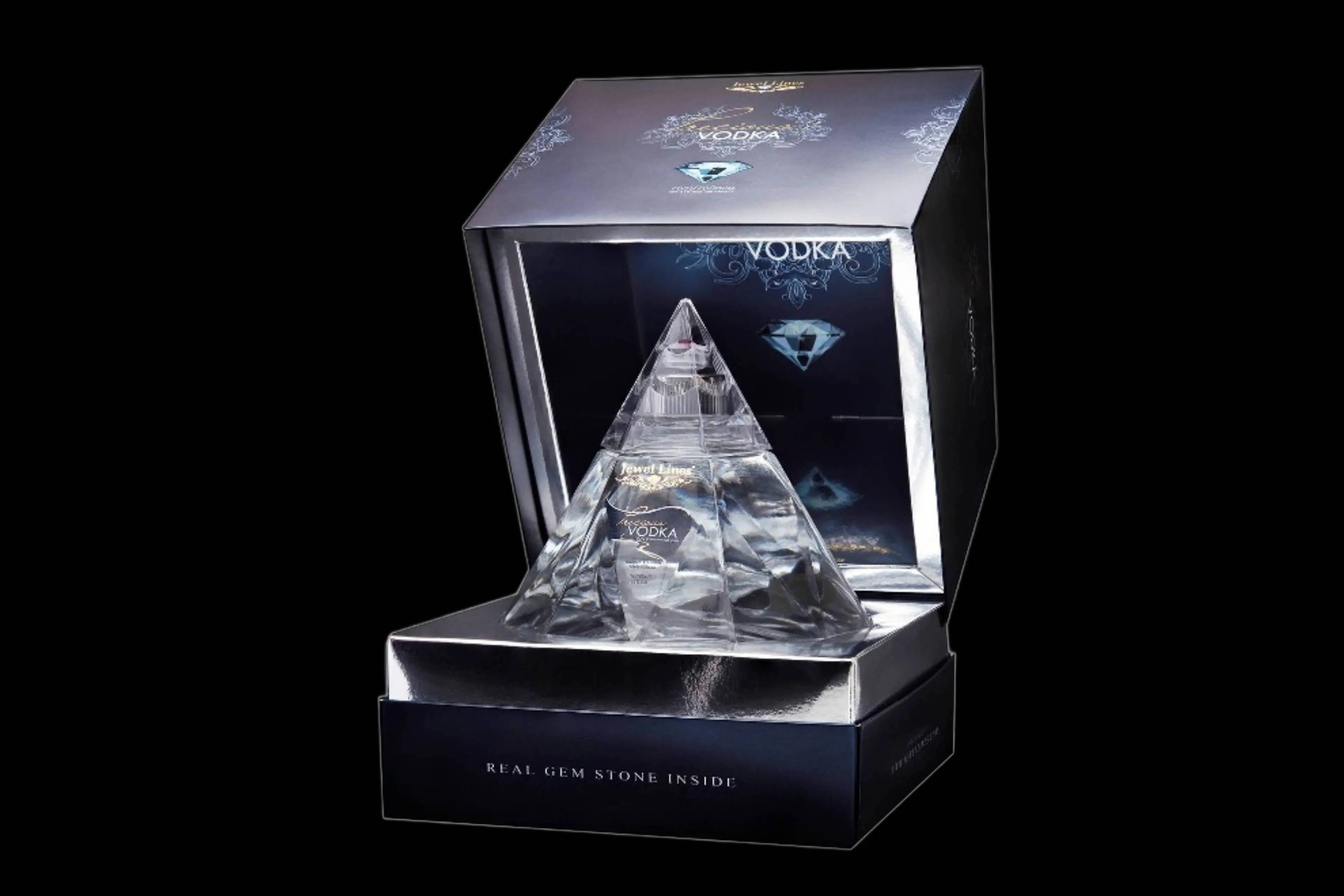 Deze wodkafles komt in de vorm van een diamant