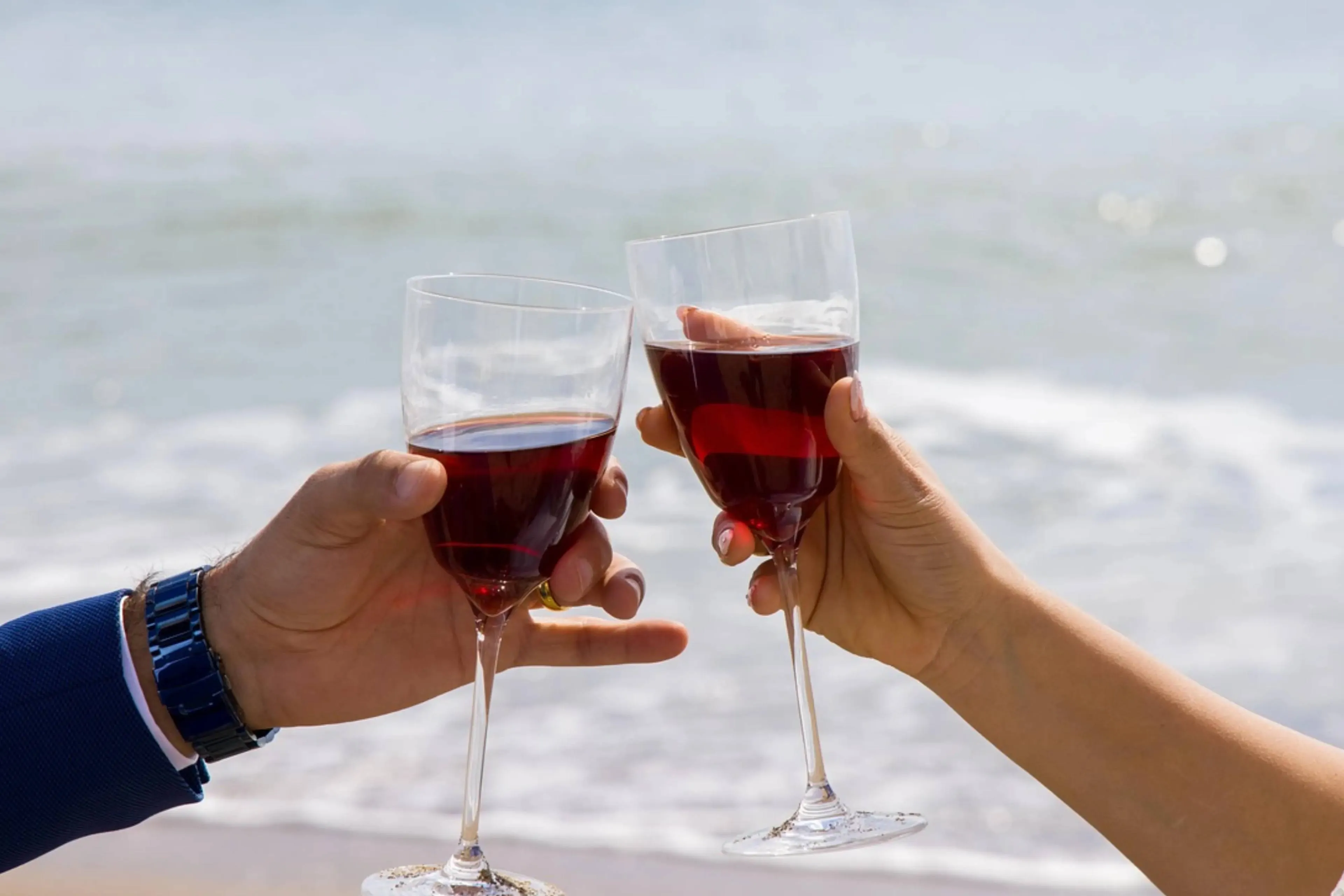 Wijn glazen proost bij zee
