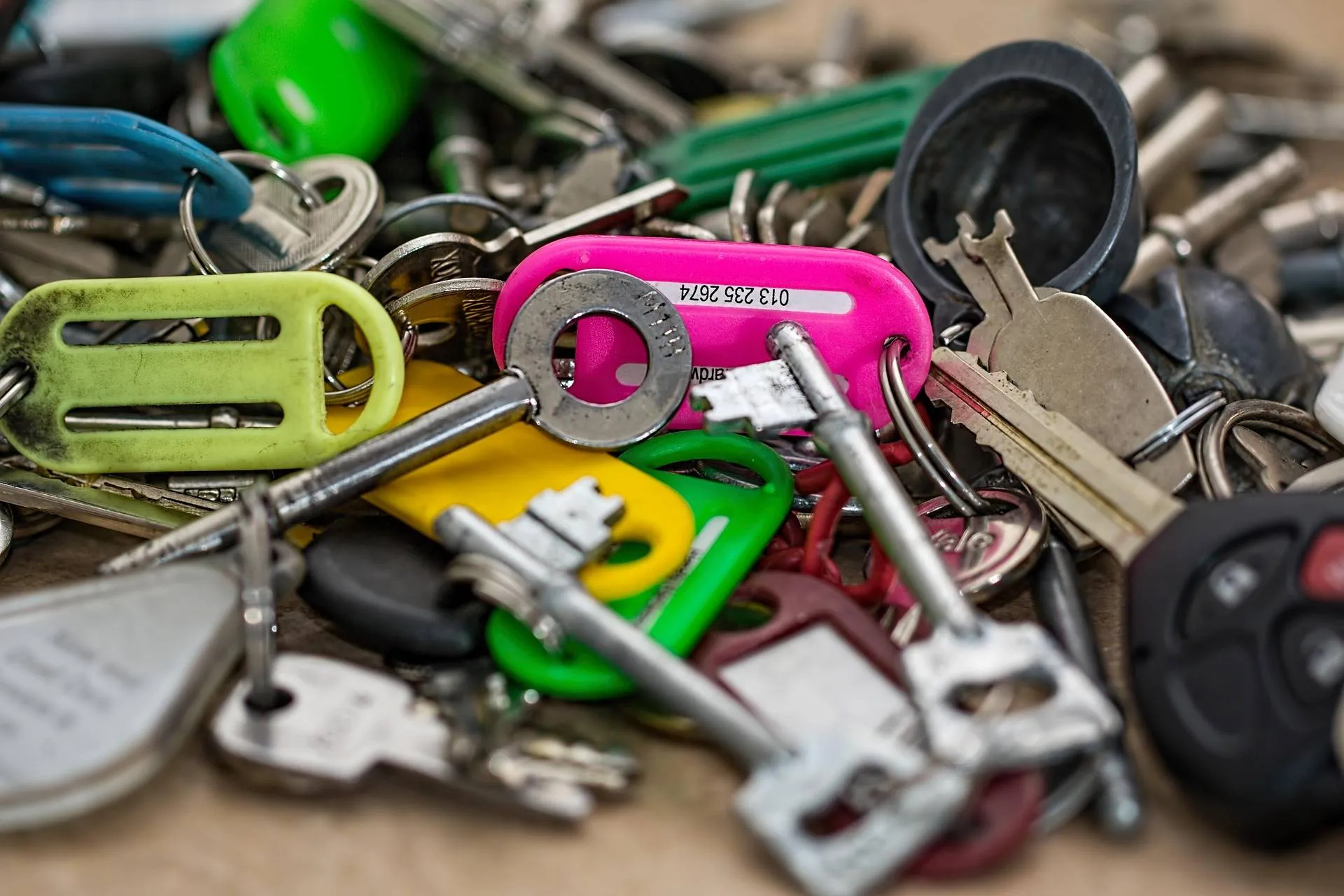 stevepb-keys-525732_1920