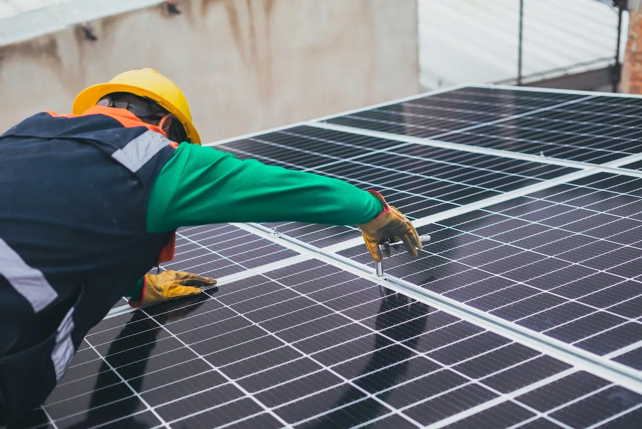 Bespaar op je energierekening: Moet je zonnepanelen reinigen en hoe doe je dat?