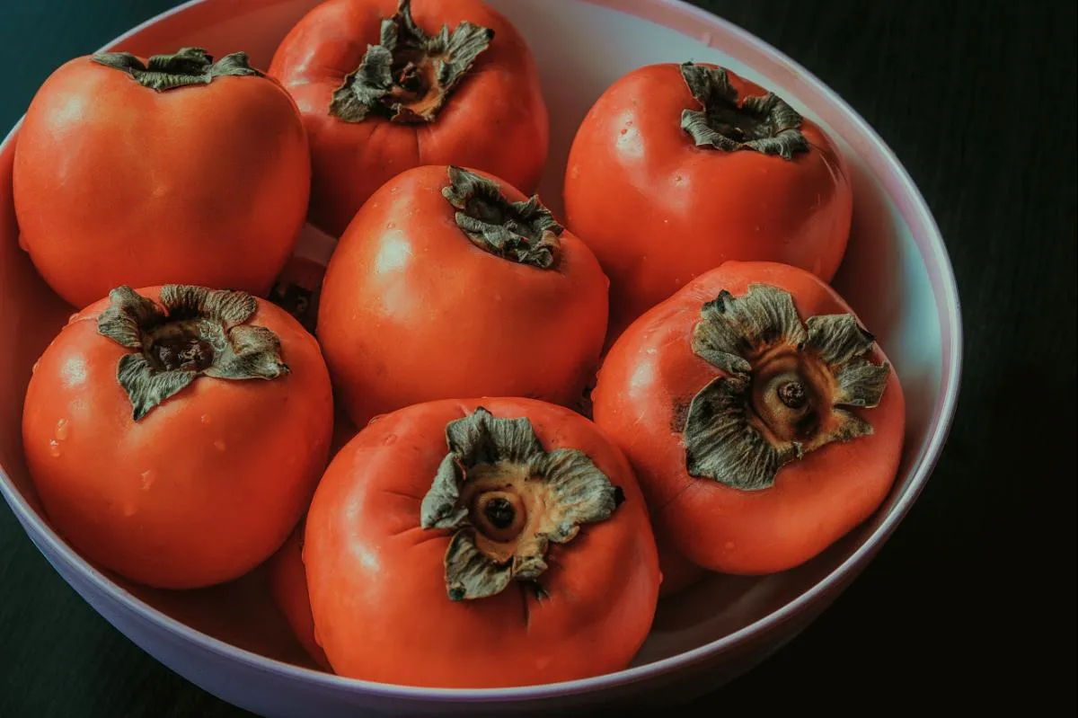 Kaki's ziten boordevol vitamines en vezels, maar mag je ook de schil opeten?