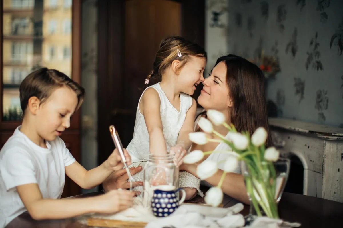 ontbijt ontwaken wakker worden mama met kinderen kinderen ochtend