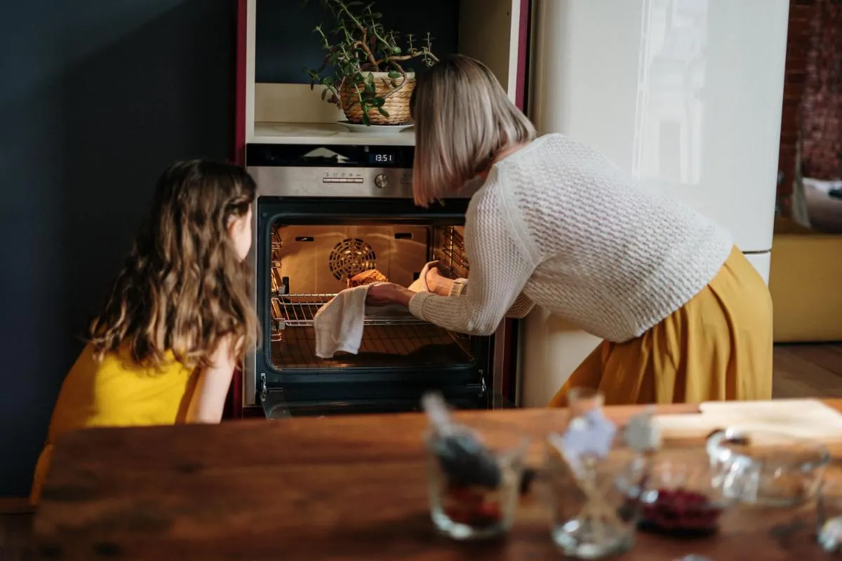 Vet en vuil stapelen zich op: Met deze truc laat je aangebakken vuil in je oven verdwijnen zonder veel moeite