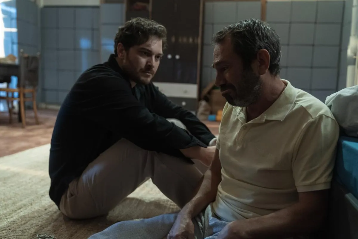 Bingetopper over bijzonder ontvlambare driehoeksverhouding, houdt Netflix-fanaten aan hun scherm gekluisterd: “Superserie, seizoen 3... kan weer niet stoppen"