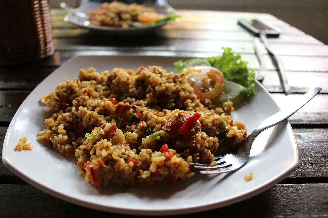 Tijd voor het recept van een rijstgerecht dat iedereen kent, maar misschien nooit aan denkt om het zelf te maken!