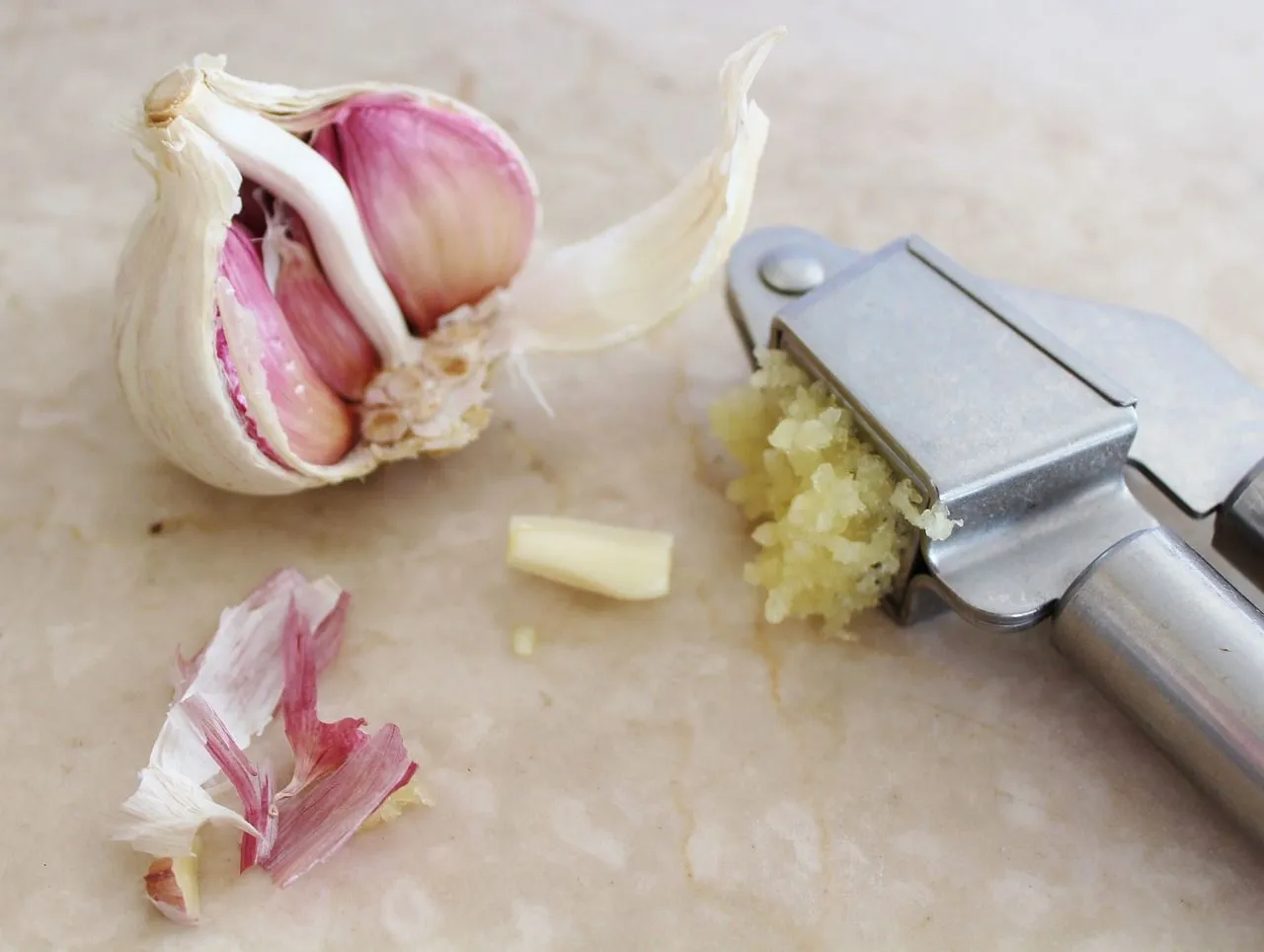 Waarom merken we knoflookgeur niet meer op als iedereen aan tafel het eet?