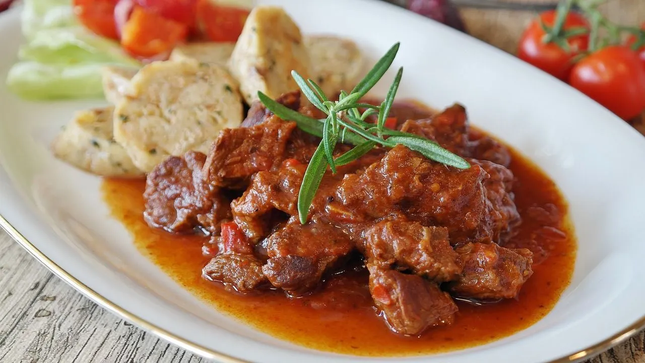 Met deze belangrijke toevoeging kom je tot de smakelijkste goulash: Een stap-voor-stap recept