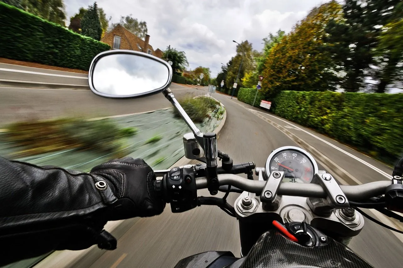 Kriebebelt het om weer in het zadel te zitten? Met deze tip ga je weer veilig met je motor de baan op