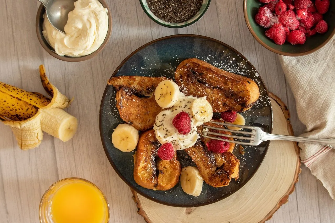 Ontdek een simpel stap-voor-stap recept voor de perfecte wentelteefjes met overheerlijke toppings!