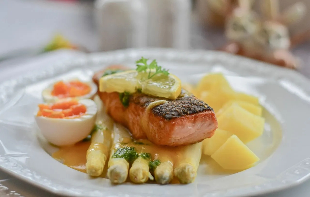Heerlijk genieten van verse asperges en zalm: Ontdek dit perfecte lente recept!