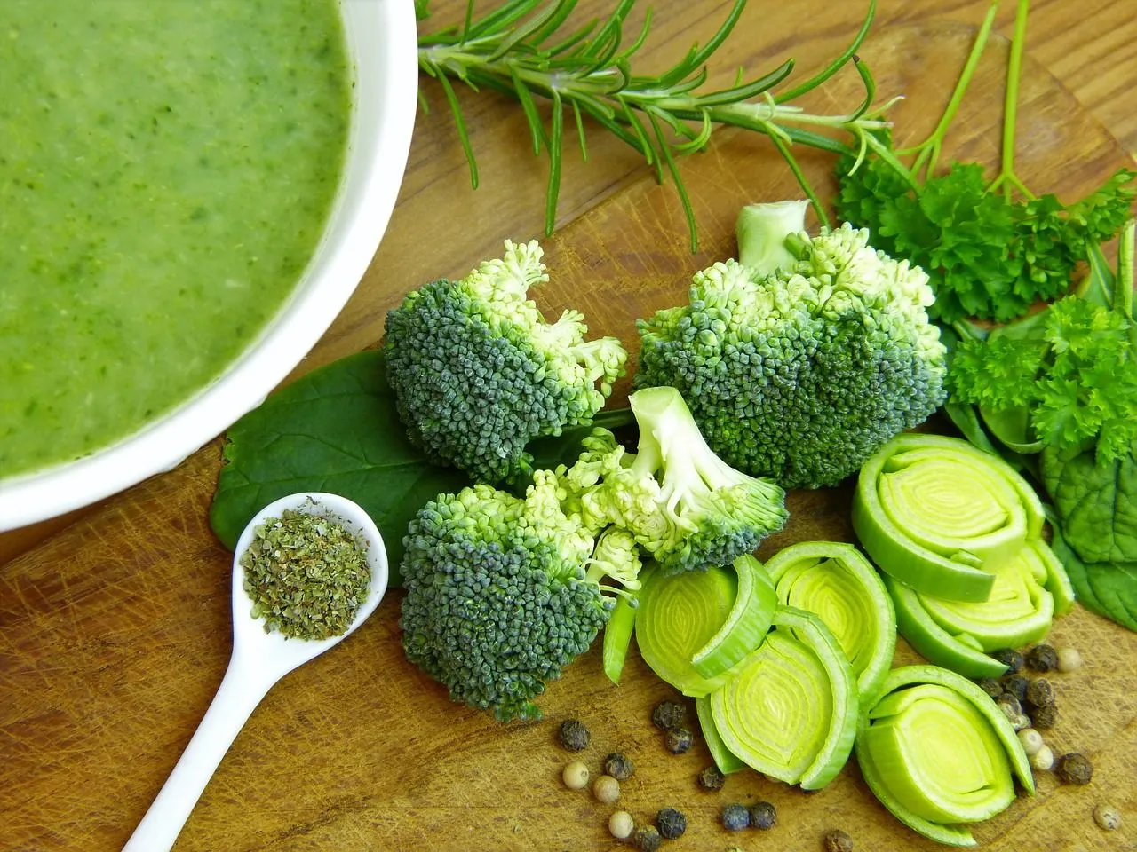 Recept voor een overheerlijke broccoli-prei soep: Laag in calorieën en geweldig voor je gezondheid