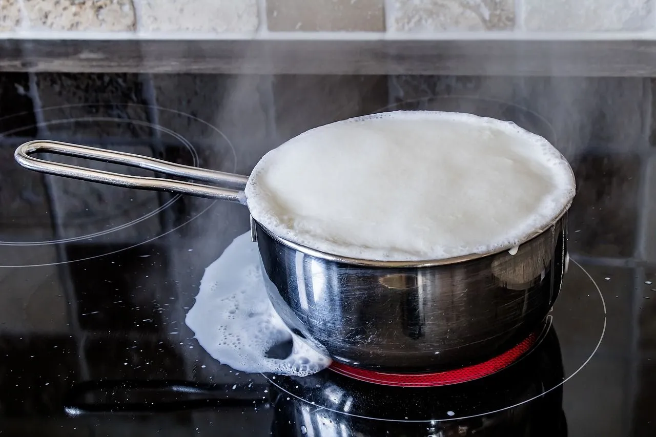 Een taak die veel mensen vervelend vinden: Met deze tip wordt je kookplaat in een handomdraai schoon