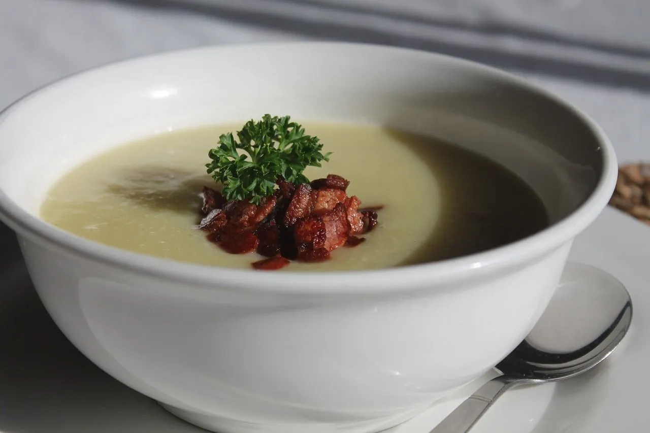 Stap-voor-stap recept voor het bereiden van smaakvolle prei aardappelsoep met extra lekker accent!