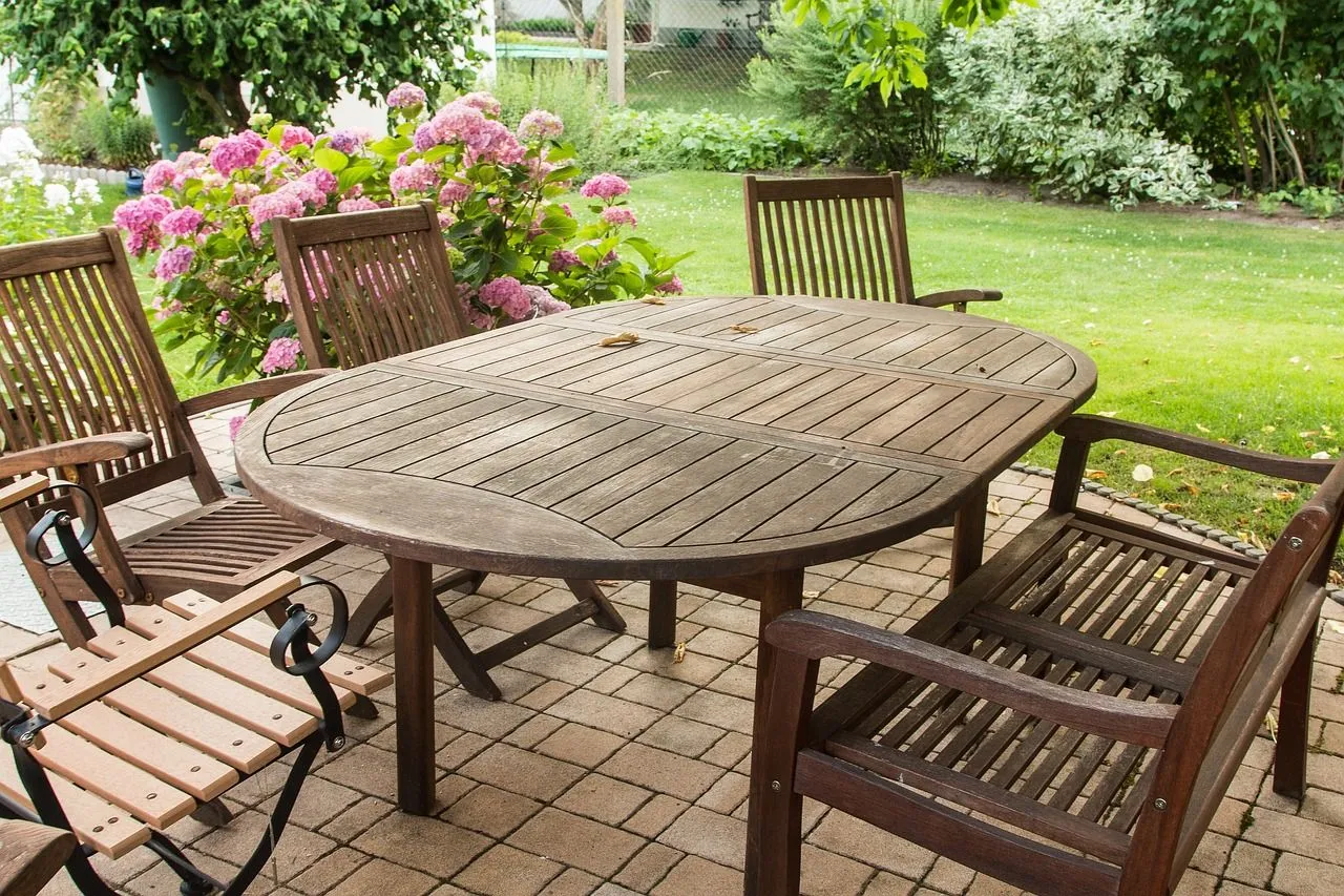Verleidelijk om te doen met dit mooie weer: Maar wat je absoluut niet mag doen met houten tuinmeubelen