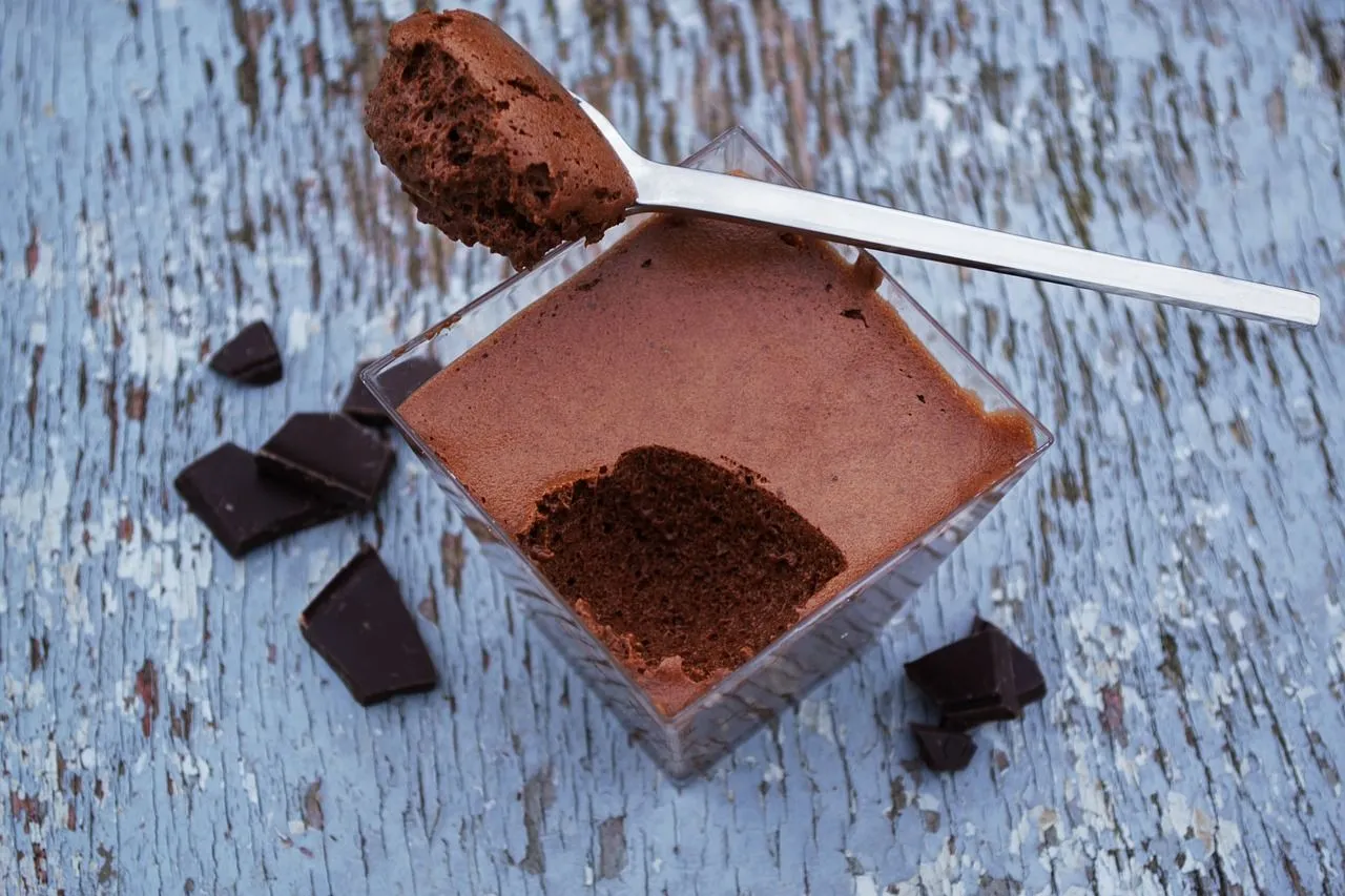 Op zoek naar decadente zoetigheid? Met 3 ingrediënten maak je deze intense chocalademousse