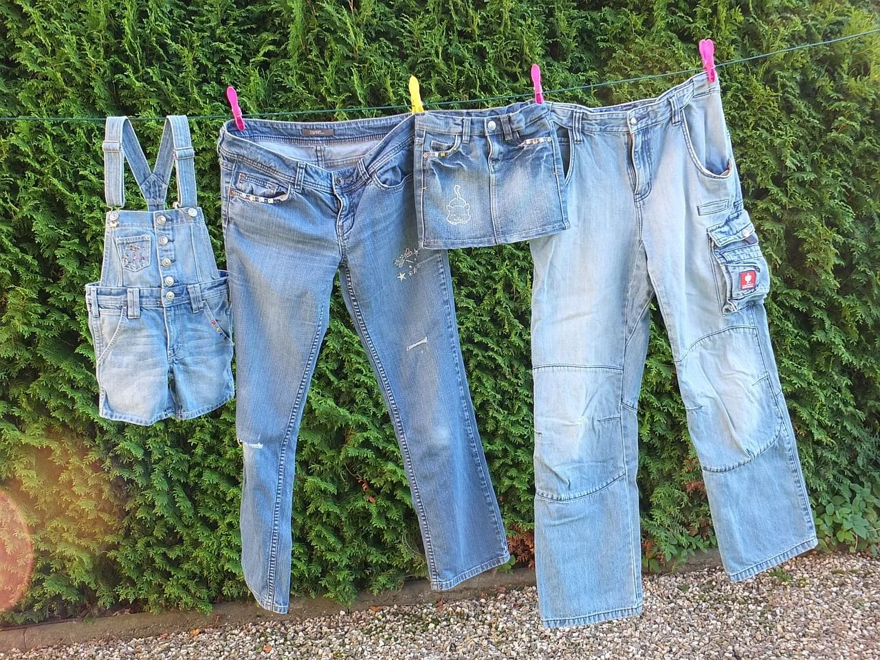 Waarom het wassen van je jeans na elke draagbeurt schadelijk kan zijn