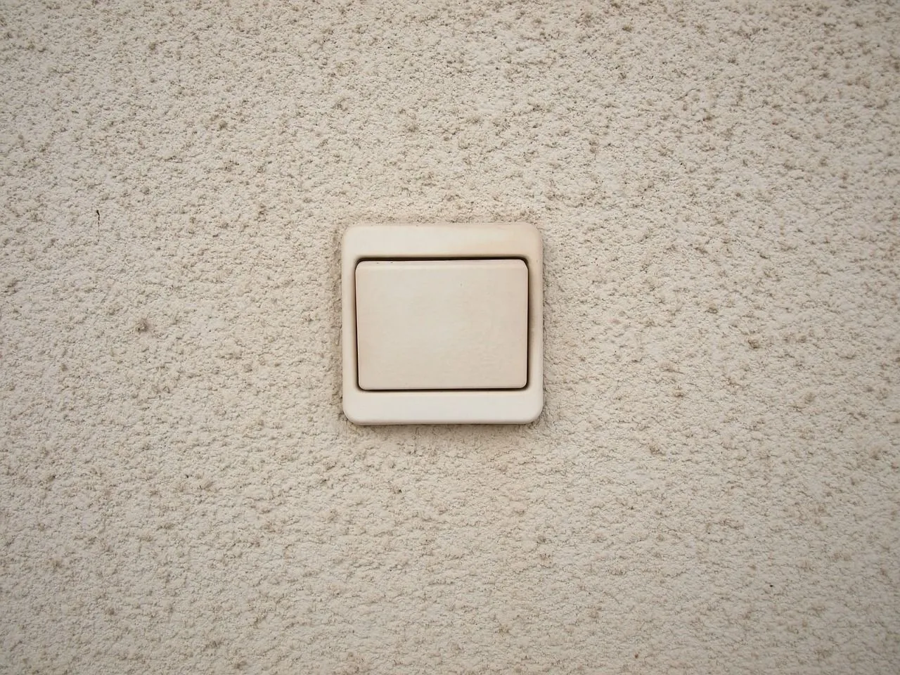 Verkleurde lichtschakelaars en stopcontacten irriteren je? Maak ze opnieuw wit met deze eenvoudige en goedkope methode
