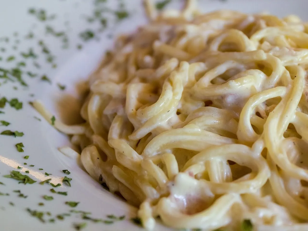 Verwen je smaakpapillen met een heerlijk romige spaghetti carbonara: stap-voor-stap instructies