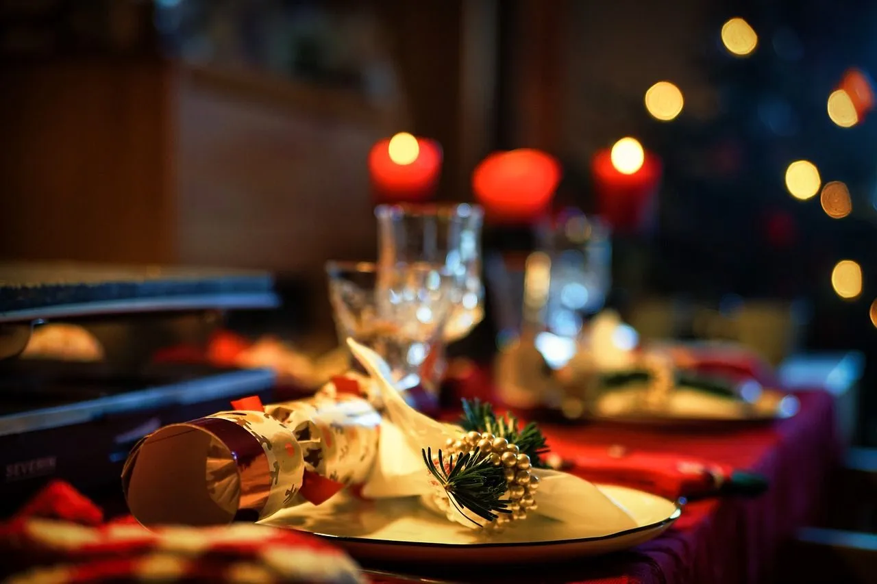 Kijk hoe je sfeervolle tafeldecoratie creeërt voor kerst met iets wat iedereen in huis heeft