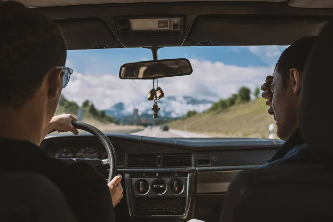 autorijden auto onderweg roadtrip wagenziek