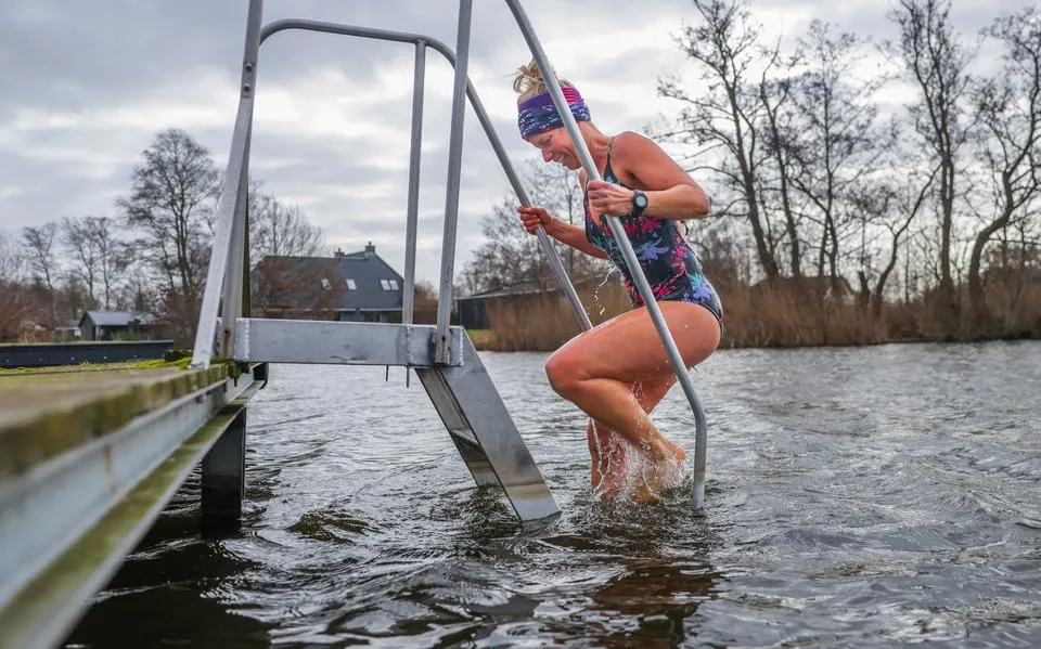 Troebel of niet, voor Jildou (45) uit Oudehaske werkt het water van It Nannewiid als een soort drugs