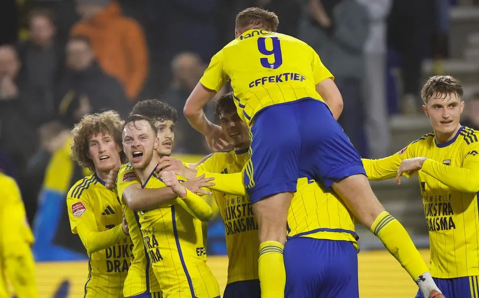 iwan20henstra20wordt20bedolven20onder20zijn20teamgenoten20nadat20hij20cambuur20op20voorsprong20schiet