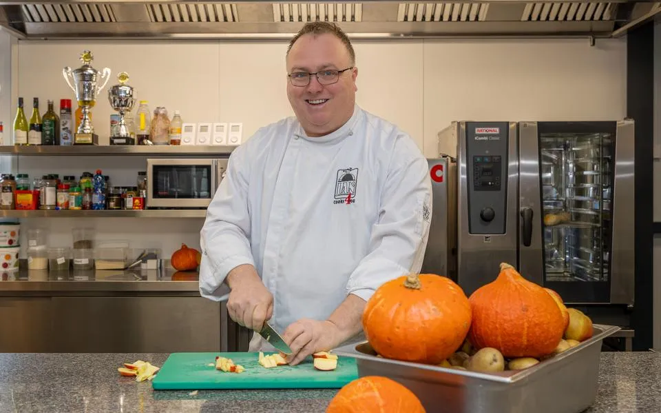 jan20veenma20bereidt20in20zijn20keuken20de20ingredic3abnten20voor20zijn20winnende20stamppot