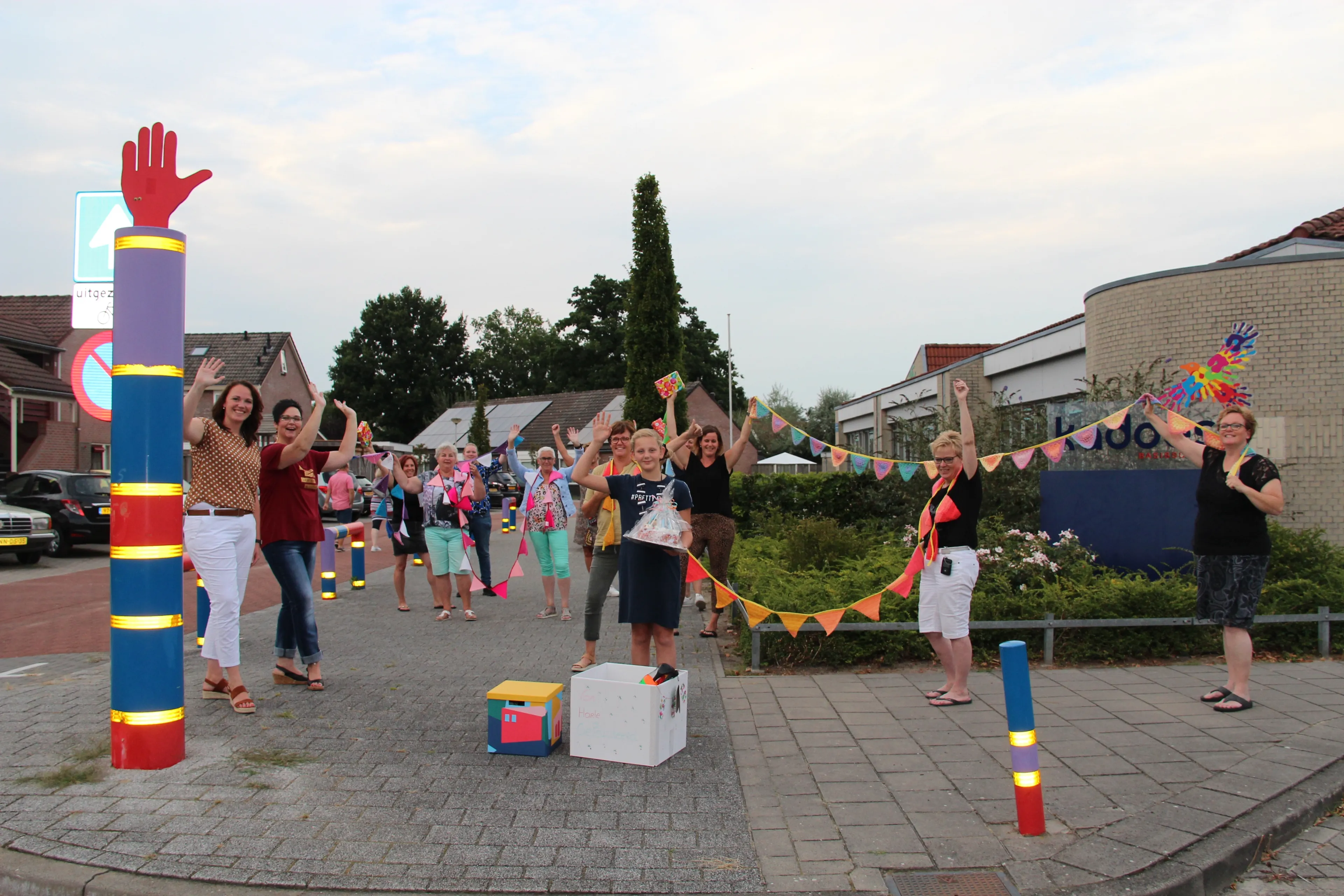 verjaardagsbox tubbergen vlnr wethouder hilde berning miranda kranenberg kinderburgemeester kristy en vele vrijwilligers