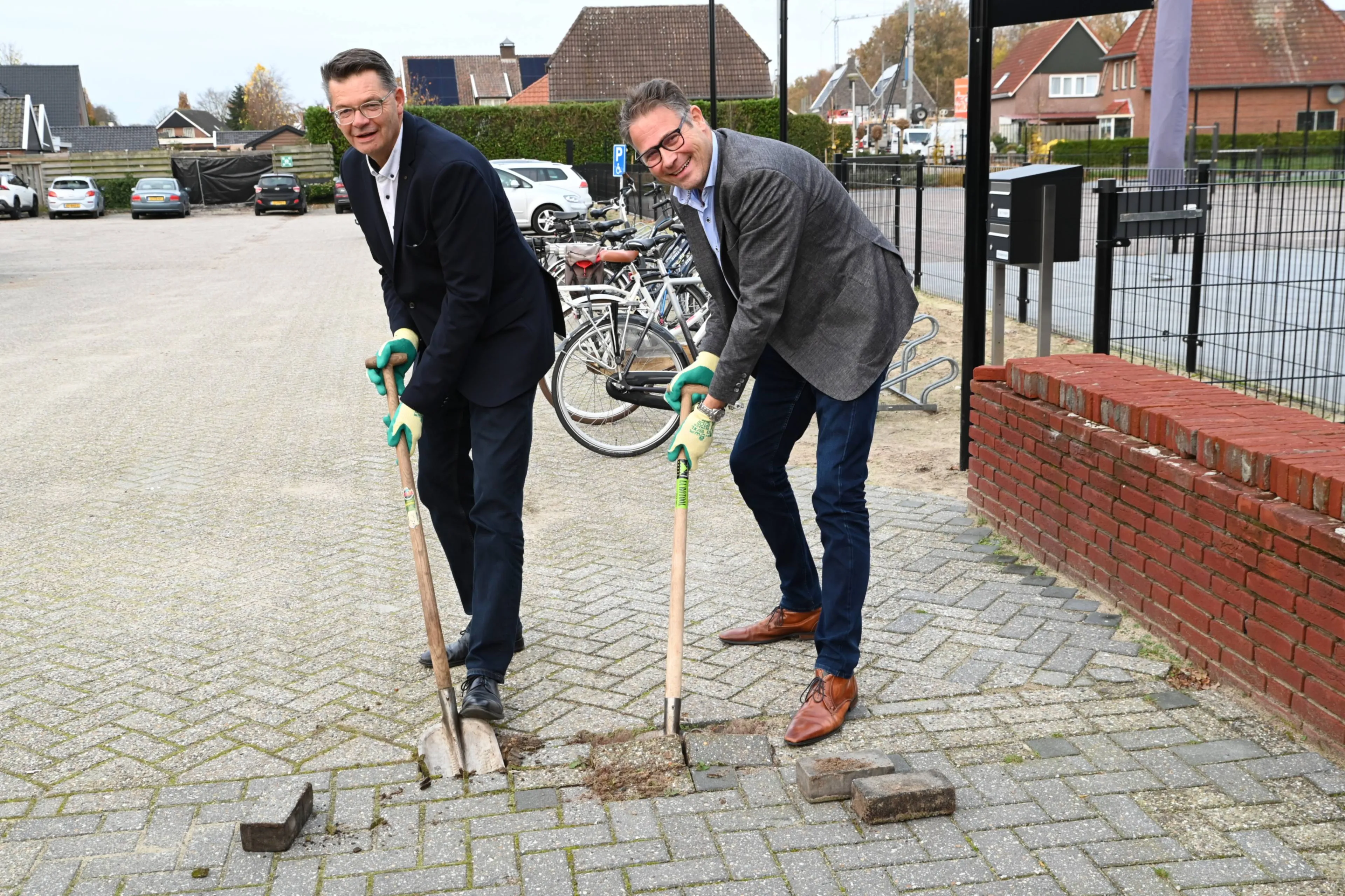 Frank Niens en Gerald Aveskamp wippen eerste klinkers