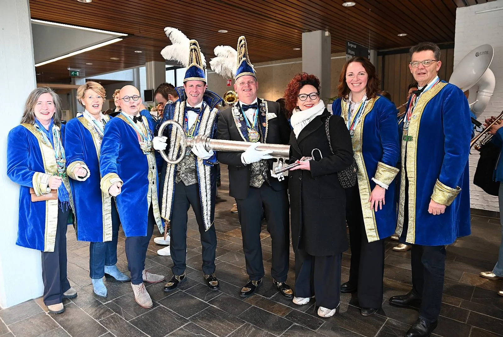 Sleutelhoogheden nemen gemeentesleutel in ontvangst