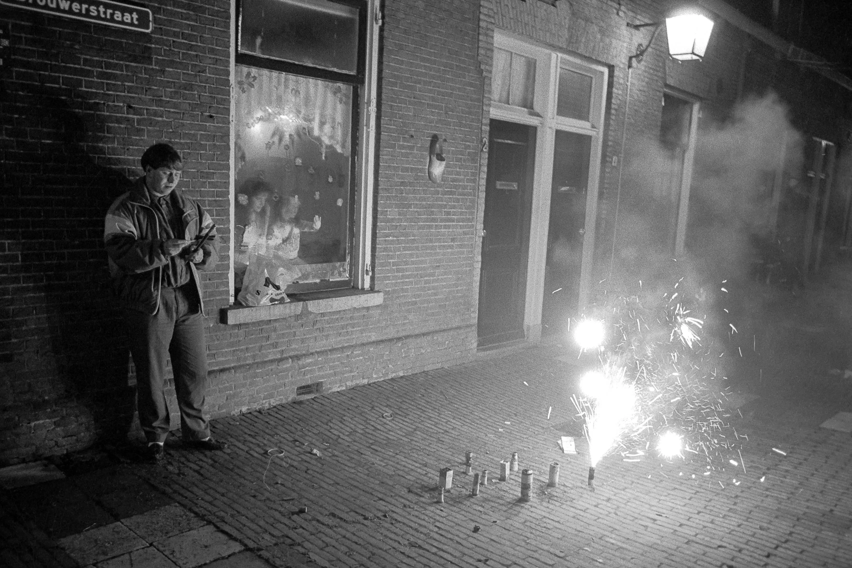 Nieuwjaarsvuurwerk in de Brouwerstraat 1990