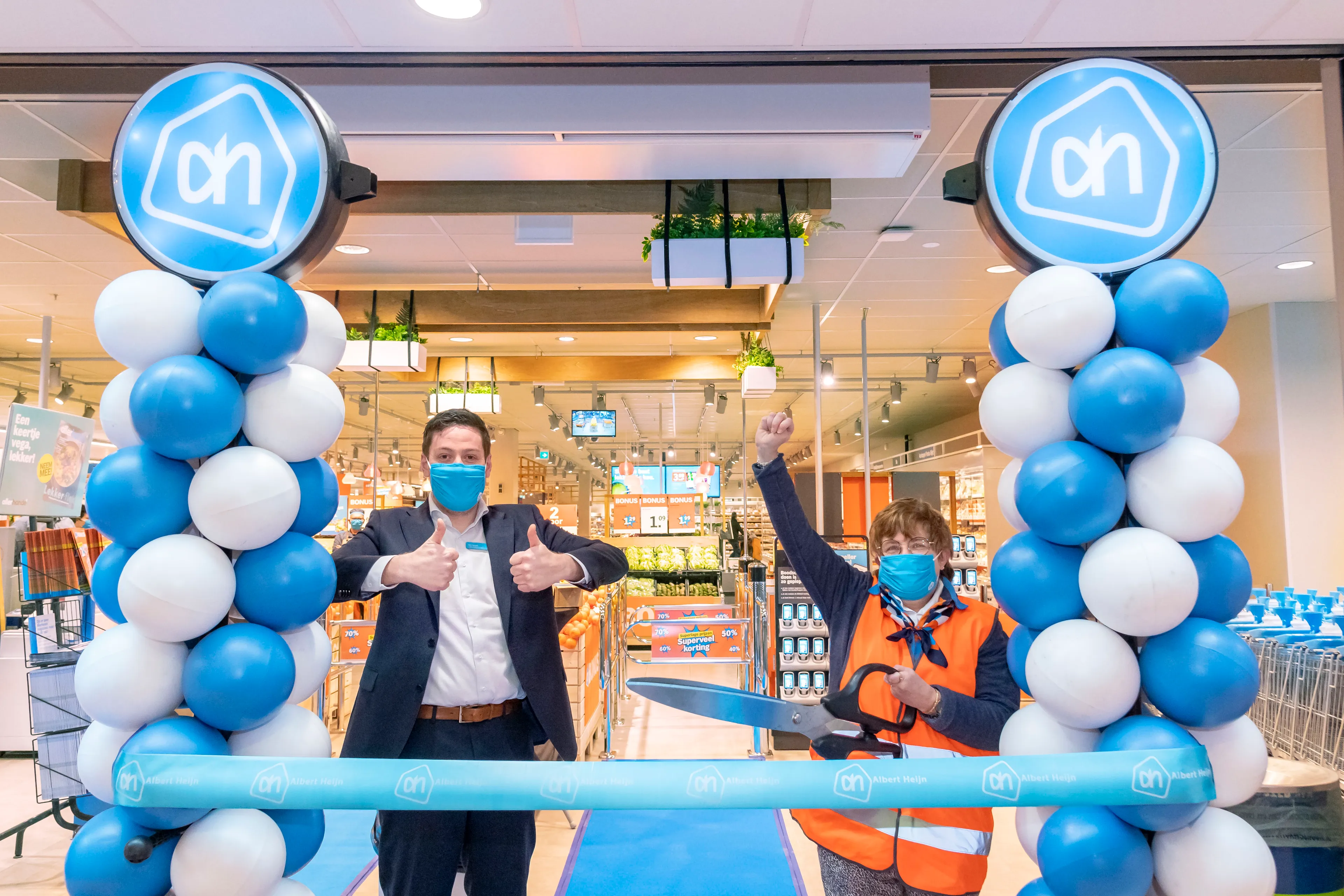 albert heijn passage is weer open vlnr supermarktmanager gijs appels en medewerkster ans van stempvoort foto albert heijn ruben schipper
