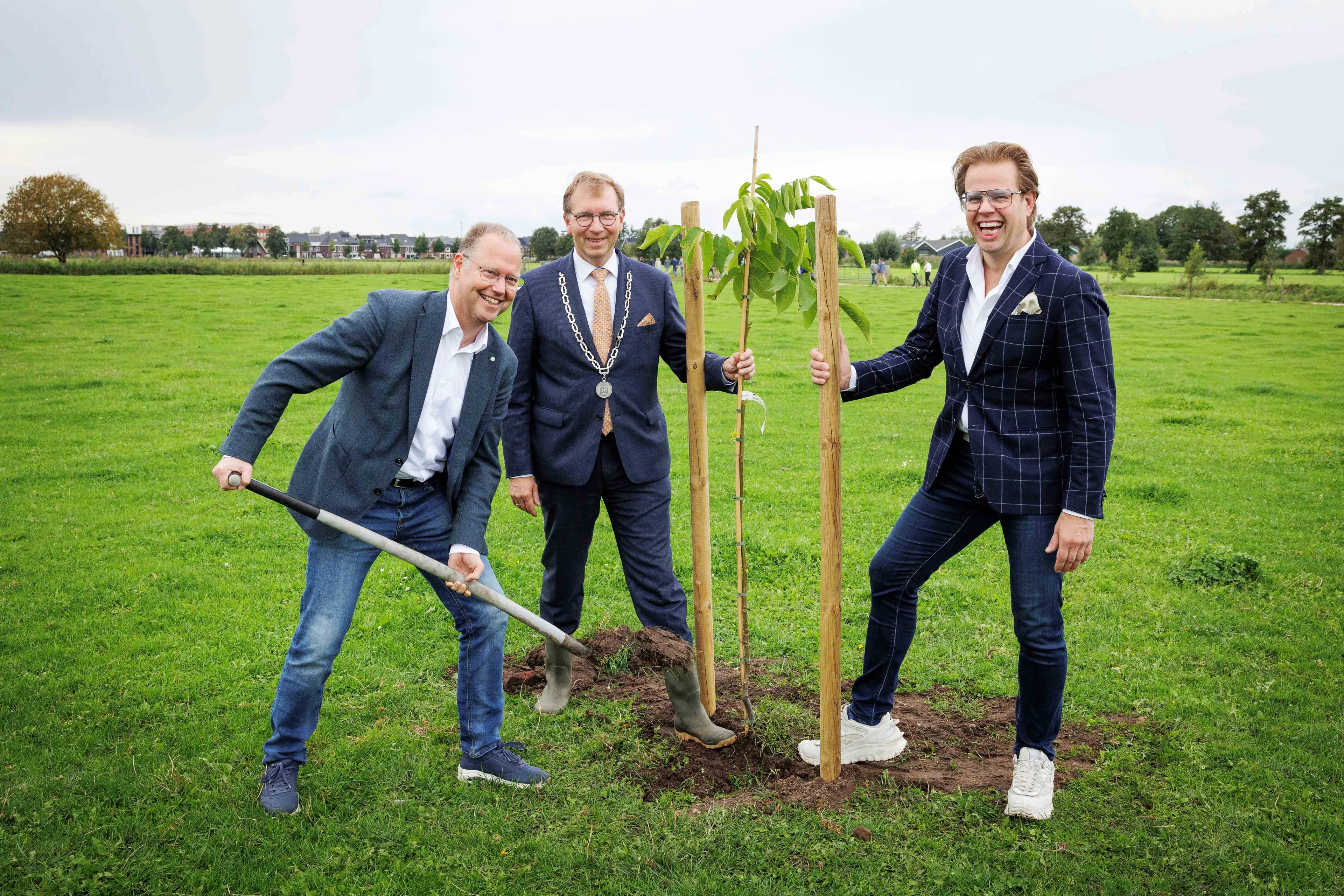 foto bij persbericht 27 vrnl wethouder ede peter de pater burgemeester veenendaal gert jan kats en wethouder veenendaal engbert stroobosscher planten boom