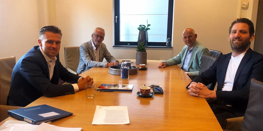 iso groep neemt xibis ict over