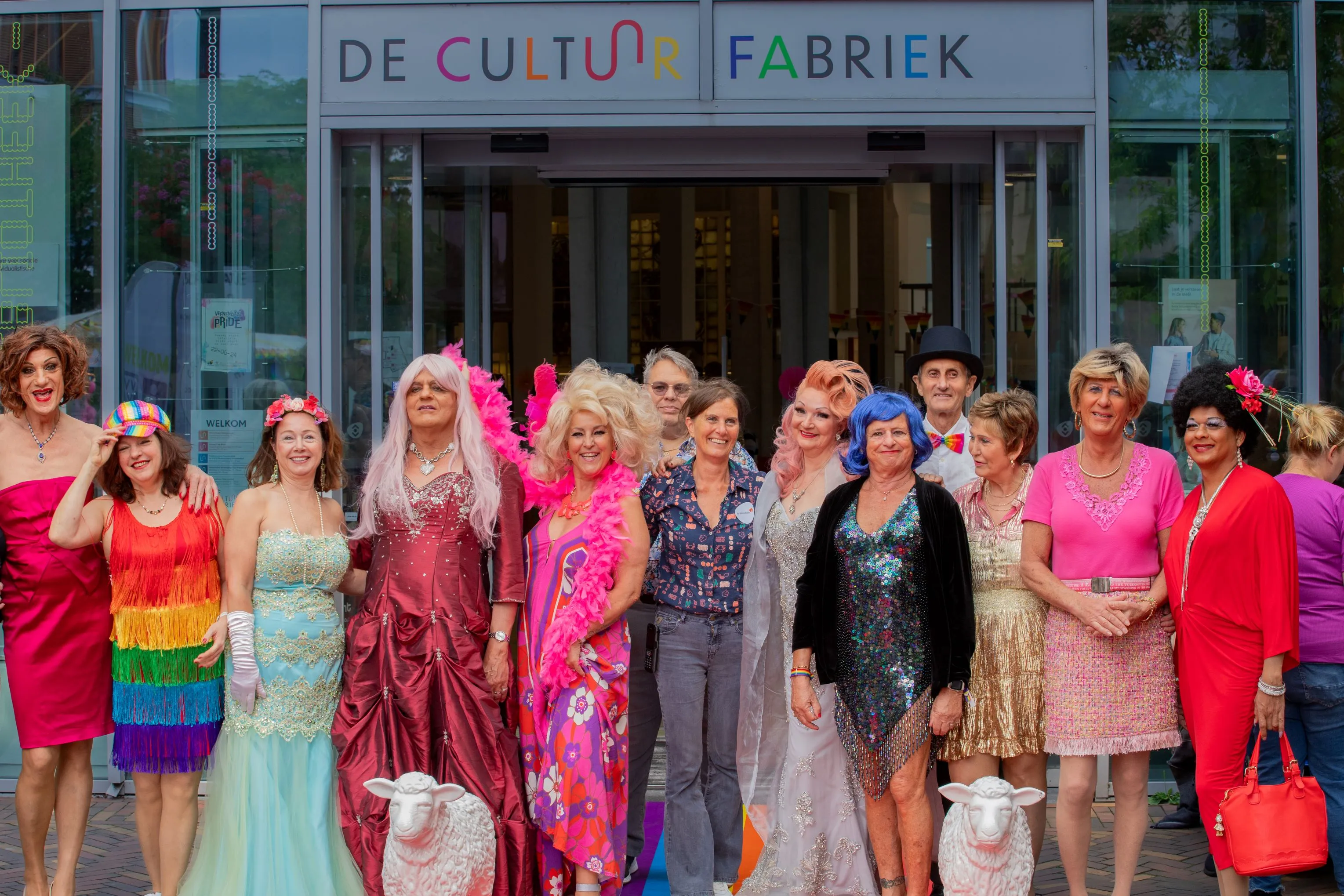 veenendaal pride travocaal koor poseert