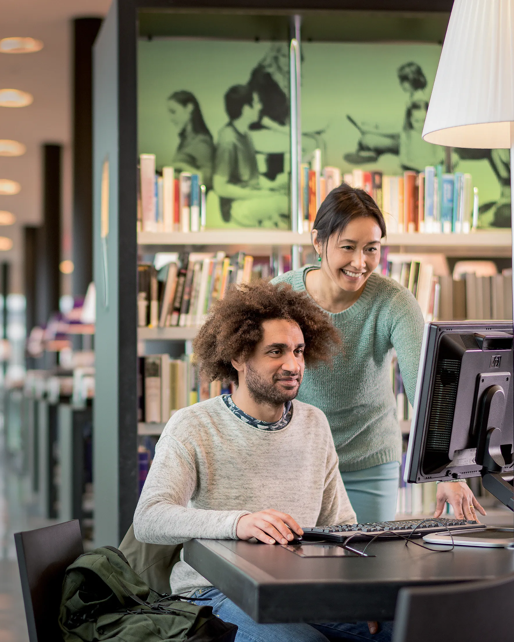 vrouw helpt man met computer 2