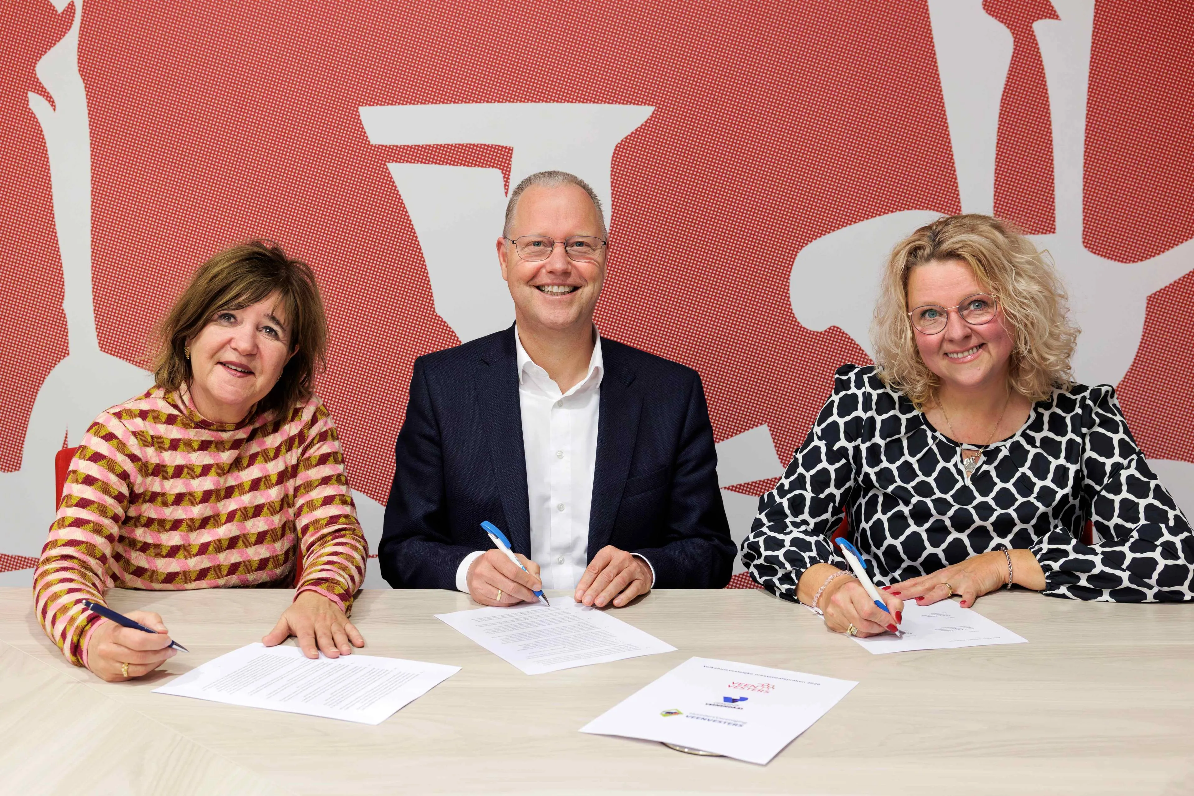 Foto bij persbericht 49 - Ondertekening prestatieafspraken 2026 vlnr Trees van Haarst, Engbert Stroobosscher, Renate van de Bovenkamp