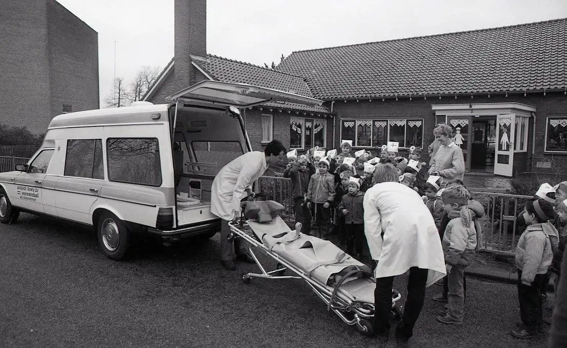 kinderen van het Geerhofke krijgen uitleg over ambulancedienst_1983