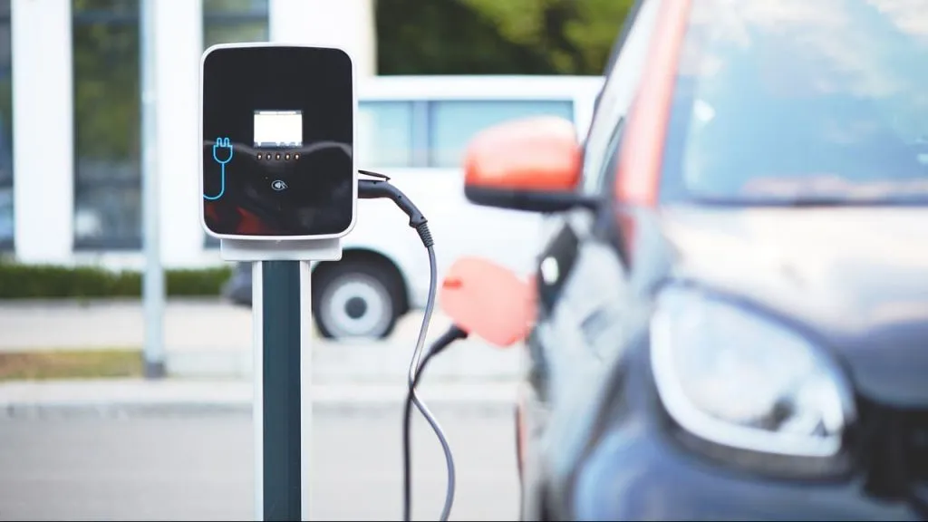 elektrische auto aan de lader