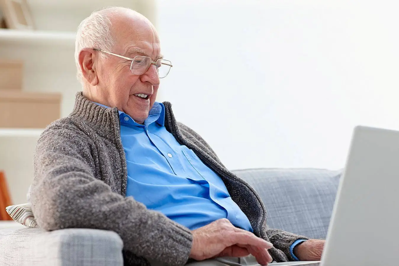 Oudere man laptop via bibliotheek-nl