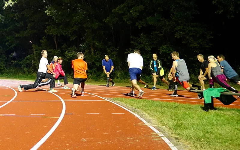 wintertraining op led verlichte baan avsuomi foto karin dobber