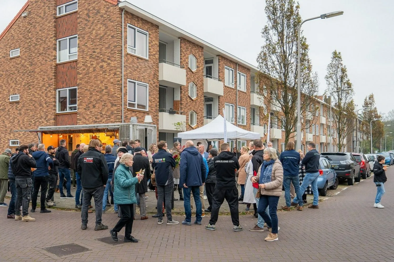 feestje gevel en frietkraam inzoom