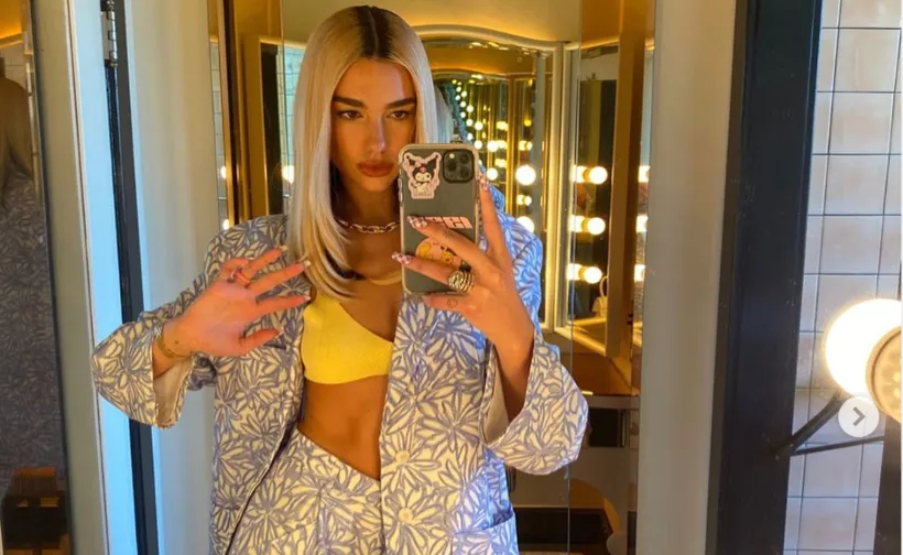 dua lipa selfie