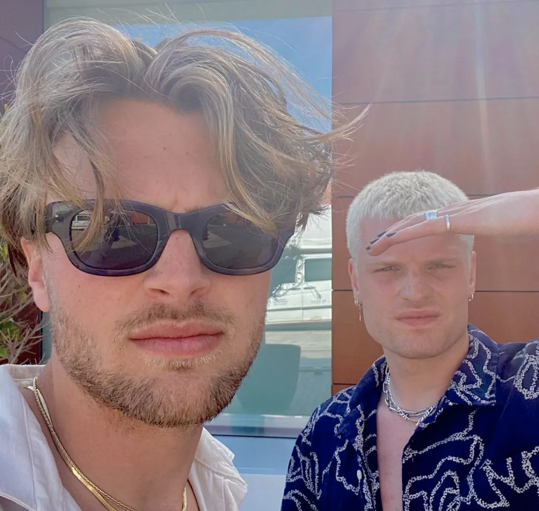 Meisje doet verslag van after-party: "Broers Rijk en Sam Hofman zoenden met elkaar"