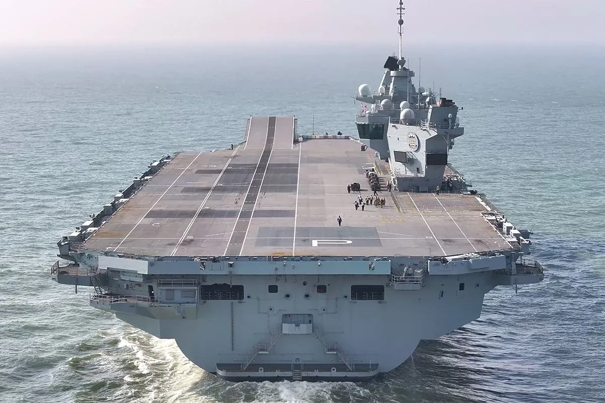 Fotograaf maakt beelden van vertrek vliegdekschip HMS Prince of Wales