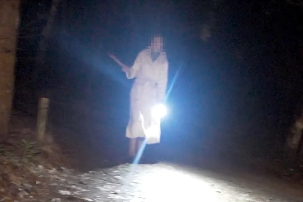 Urban Explorers bezoeken verlaten bungalowpark, worden achterna gezeten door vrouw met bijl